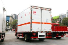 中国重汽 豪曼H3 115马力 4X2 4.05米单排易燃液体厢式运输车(华通牌)