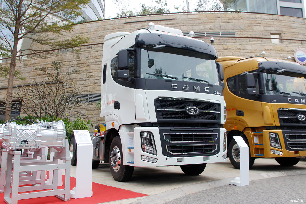 华菱 汉马H9重卡 460马力 6X4 牵引车