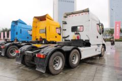 东风柳汽 乘龙T7重卡 560马力 6X4长头长轴距牵引车(LZ4251T7DB)