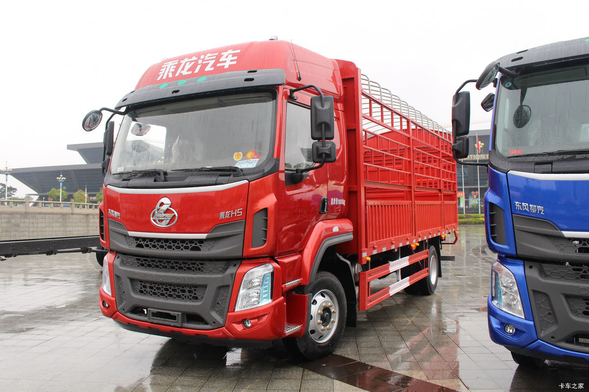 东风柳汽 乘龙H5中卡 240马力 4X2 6.8米仓栅式载货车