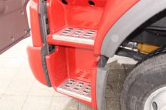 东风柳汽 乘龙H5中卡 240马力 4X2 6.8米仓栅式载货车(LZ5182CCYM3AB)