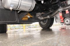 东风柳汽 乘龙H5中卡 240马力 4X2 6.8米仓栅式载货车(LZ5182CCYM3AB)