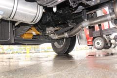 东风柳汽 乘龙H5中卡 240马力 4X2 6.8米仓栅式载货车(LZ5182CCYM3AB)