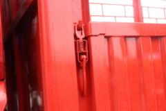 东风柳汽 乘龙H5中卡 240马力 4X2 6.8米仓栅式载货车(LZ5182CCYM3AB)