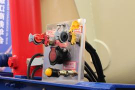 58方系列&nbsp;粉粒物料运输半挂车底盘图片