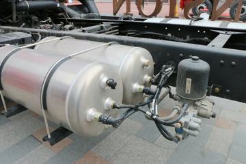 一汽解放 J6L中卡 领航版 220马力 4X2 6.75米栏板载货车(CA1180P62K1L4E5)底盘图片