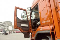 东风柳汽 乘龙H5中卡 220马力 4X2 6.8米仓栅式载货车(LZ5182CCYM3AB)