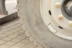 东风柳汽 乘龙H5中卡 220马力 4X2 6.8米仓栅式载货车(LZ5182CCYM3AB)