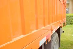 东风柳汽 乘龙H5中卡 220马力 4X2 6.8米仓栅式载货车(LZ5182CCYM3AB)