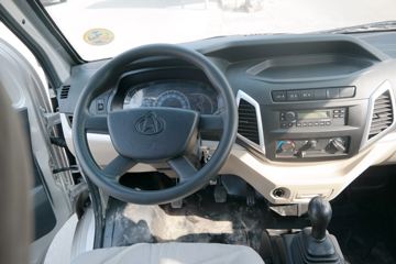 长安跨越王X5 1.5L 112马力 3.035米双排厢式小卡(SC5031XXYFRS52)驾驶室图片