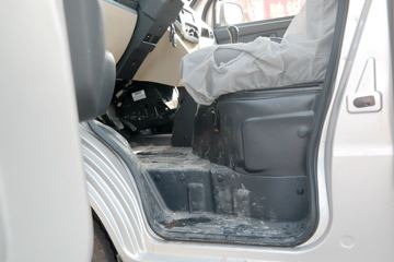 长安跨越王X5 1.5L 112马力 3.035米双排厢式小卡(SC5031XXYFRS52)驾驶室图片