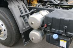 东风柳汽 新乘龙M3中卡 200马力 4X2 9.8米厢式载货车(LZ5185XXYM3AB)