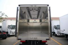 东风 凯普特K6-N 140马力 4X2 4.085米肉挂冷藏车(顺肇牌)(SZP5040XLCEQ1)