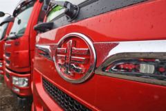 青岛解放 龙V中卡 220马力 4X2 6.75米仓栅式载货车(国六)(CA5180CCYPK15L2E6A80)