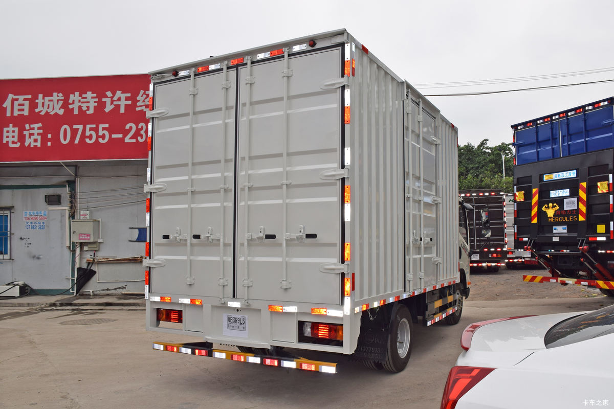 【图】解放 J6F 150马力 3.85米排半厢式轻卡(CA2045XXYP40K2L1T5E5A84)_实拍图片_743579_卡车之家