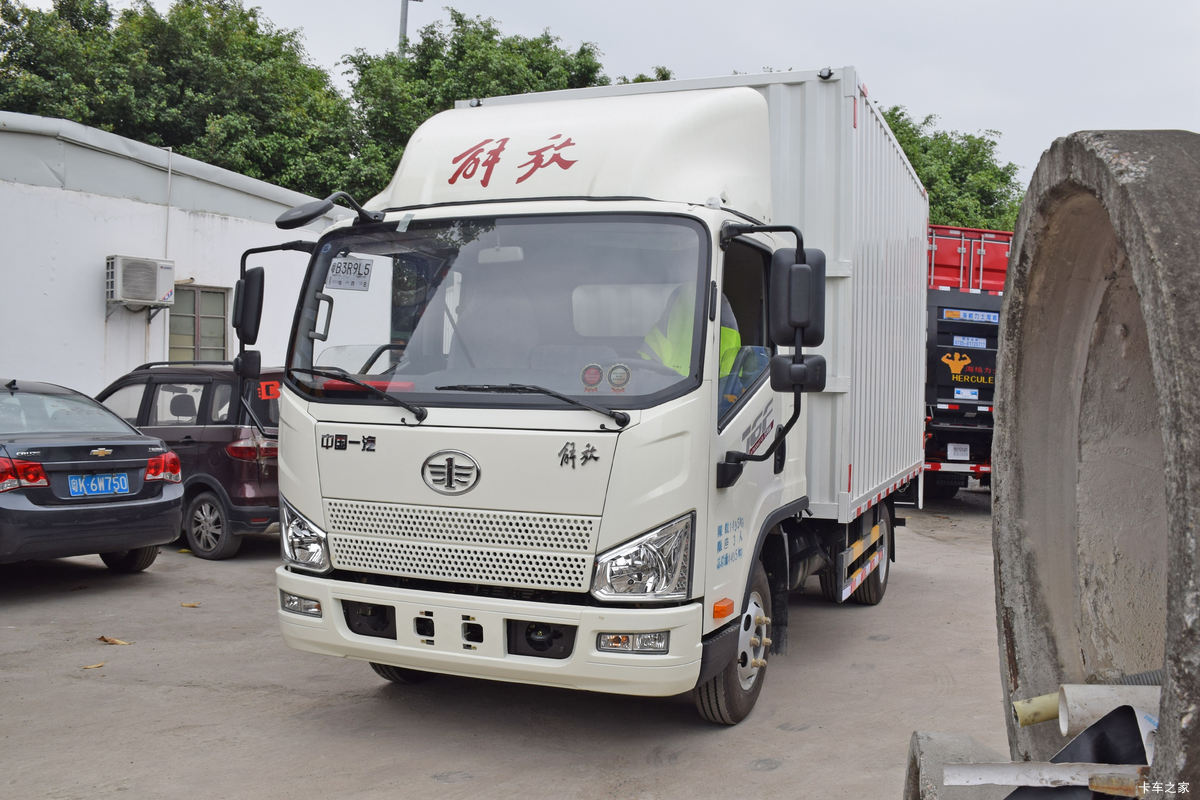解放 J6F 150马力 3.78米排半厢式轻卡(宽体)