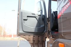 青岛解放 JH6重卡 460马力 8X4 9.5米仓栅式载货车(CA5310CCYP25K2L7T4E5A80)