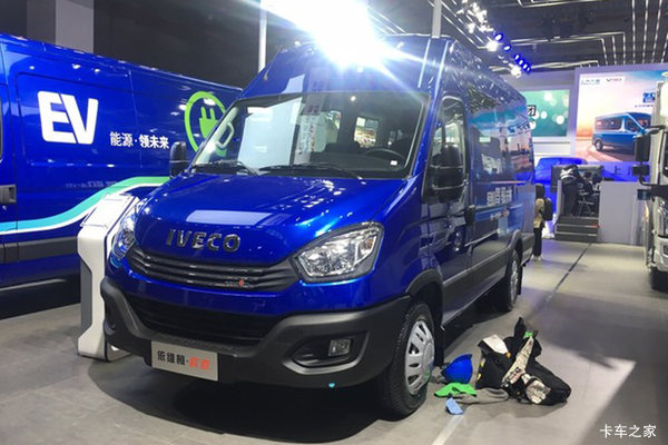 南京依维柯 欧胜M2 F1C 146马力 3.0T 8AT高顶商旅通勤客车