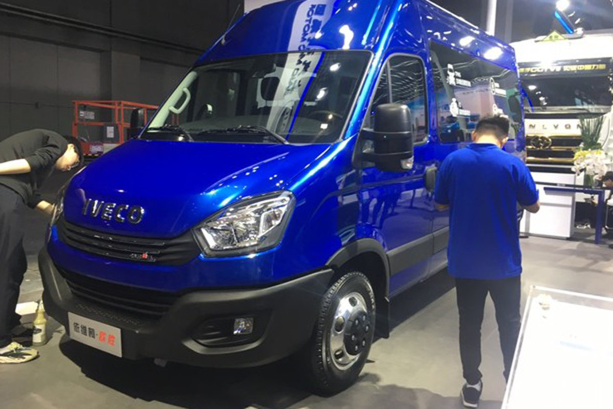 南京依维柯 欧胜M1 F1C 146马力 3.0T 8AT高顶多功能客车