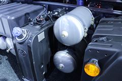 上汽红岩 杰狮C500e 450马力 6X4 AMT自动挡智能危化牵引车(车罐一体)(CQ4256HXVG334AU)