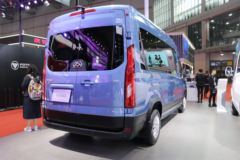 上汽大通 V90 商杰版 218马力 7座 手动 长轴距商务车
