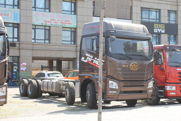 青岛解放 JH6 智尊版2.0 南方款 600马力 8X4 9.5米AMT自动档冷藏车(CA5320XLCP25K15L7T4E6A80)