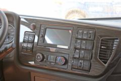 青岛解放 JH6 460马力 8X4 9.4米冷藏车