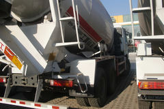 中国重汽 HOWO 336马力 6X4 混凝土搅拌车(亚特重工牌)(TZ5257GJBZE3)