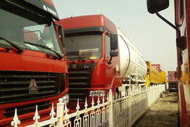 中国重汽底盘&nbsp;粉粒物料运输车外观图片