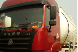 中国重汽底盘&nbsp;粉粒物料运输车外观图片