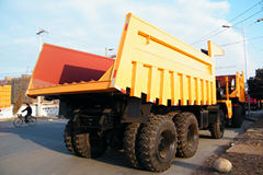 陕汽通力 336马力 6X4 宽体矿用自卸车(5.6米)
