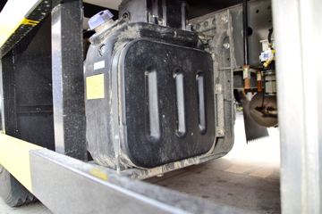 中国重汽 HOWO T5G 340马力 8X4 9.4米冷藏车(ZZ5317XLCN466GE1)底盘图片