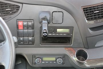 һ J6Pؿ 420 6X4 5.6LNGж()(CA3250P66M25LT1E6)ͼƬ
