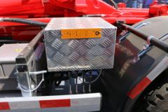 陕汽重卡 德龙L3000 4X2纯电动车厢可卸式垃圾车(金鸽牌)(YZT5180ZXXSXBEV)404kWh