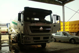 中国重汽HOKA&nbsp;混凝土搅拌车外观                                                图片