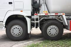 中国重汽 HOWO 375马力 8X4 混凝土搅拌车(亚特重工牌)(TZ5317GJBZN6)