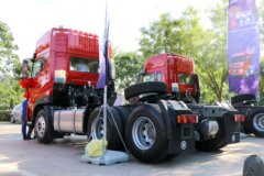 中国重汽 斯太尔D7B重卡 400马力 6X4牵引车(ZZ4253N3241E1BN)