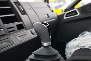 跃进 超越C500-33 物流版 150马力 4.2米单排轻卡底盘图片