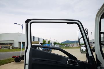 跃进 超越C500-33 物流版 150马力 4.2米单排轻卡底盘图片