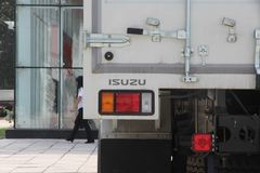 庆铃 FVR重卡 240马力 4X2 7.1米厢式载货车(QL5150XWQFRJ)