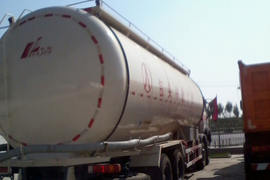 北奔重卡&nbsp;粉粒物料运输车上装图片