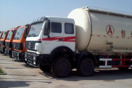 北奔重卡&nbsp;粉粒物料运输车外观图片