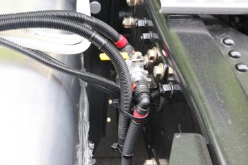 һ����� J7�ؿ� 560���� 4X2 ǣ����(����)(CA4180P77K25E6)ͼƬ