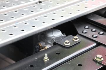 һ����� J7�ؿ� 560���� 4X2 ǣ����(����)(CA4180P77K25E6)ͼƬ