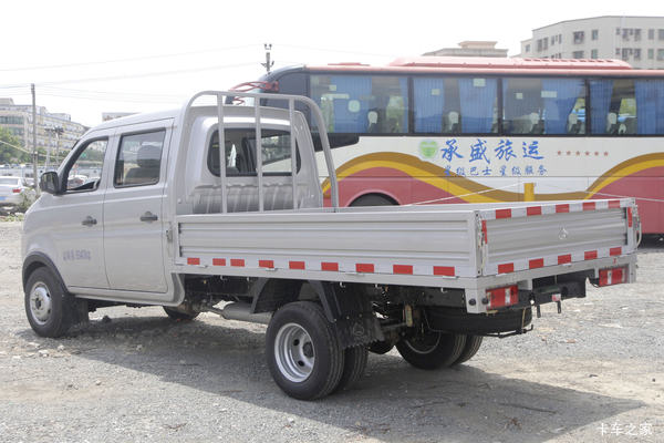 降价促销 新豹3双排载货车仅售5.58万