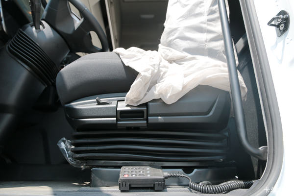 江铃重汽携国6AMT牵引车,氢燃料重卡亮相武汉车展