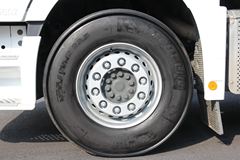 奔驰 Actros重卡 480马力 6X2 7.3米厢式载货车(型号2548L)