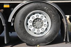 奔驰 Actros重卡 480马力 6X2 7.3米厢式载货车(型号2548L)