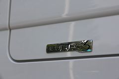 奔驰 Actros重卡 480马力 6X2 7.3米厢式载货车(型号2548L)