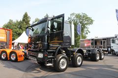 奔驰 Actros重卡 550马力 8X8载货车(型号4155底盘)